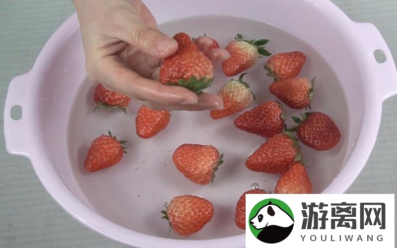 草莓可以用盐水洗吗（怎样清洗草莓最干净）